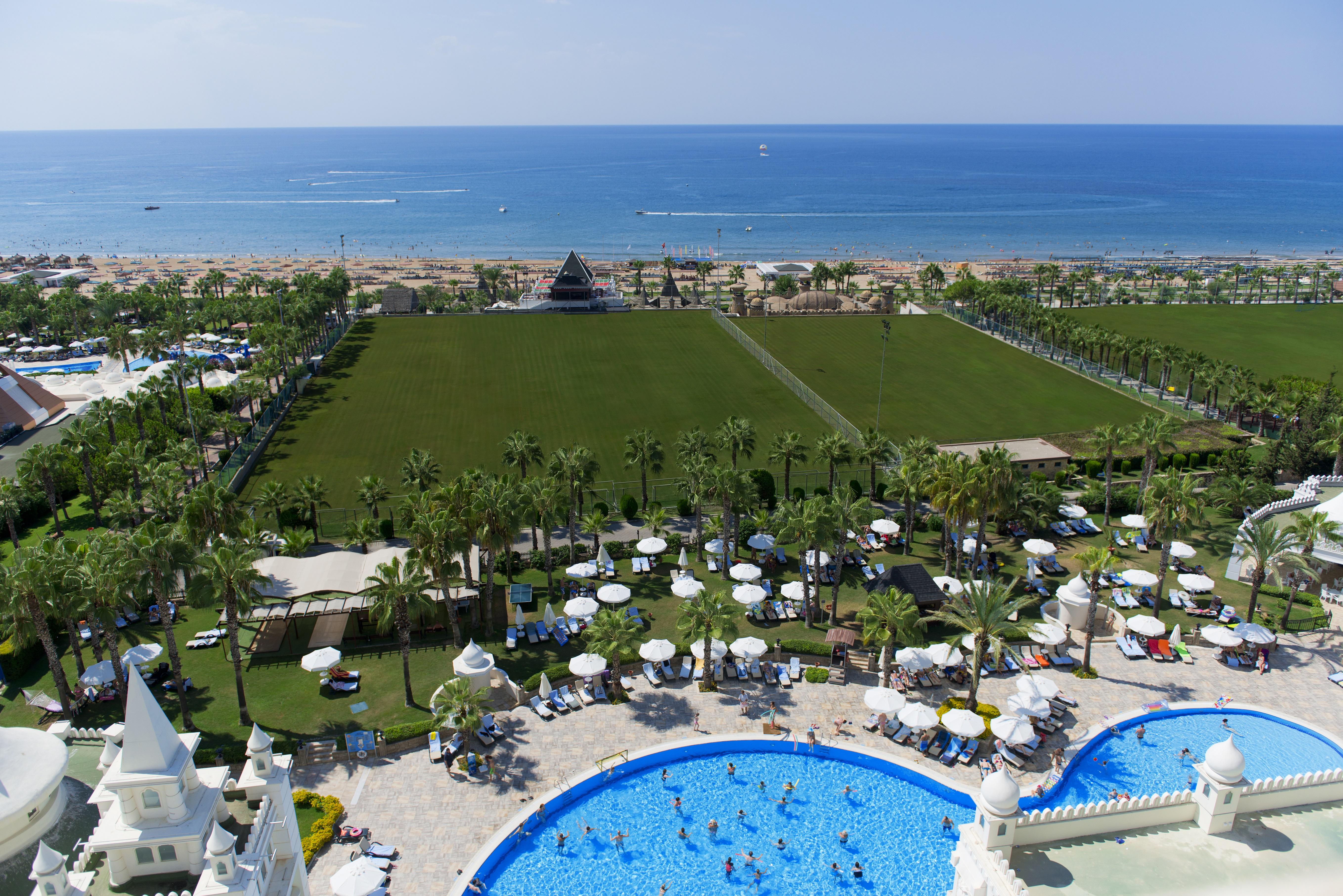 Sentido Kamelya Fulya Hotel & Aqua Colakli エクステリア 写真 The resort's football pitch