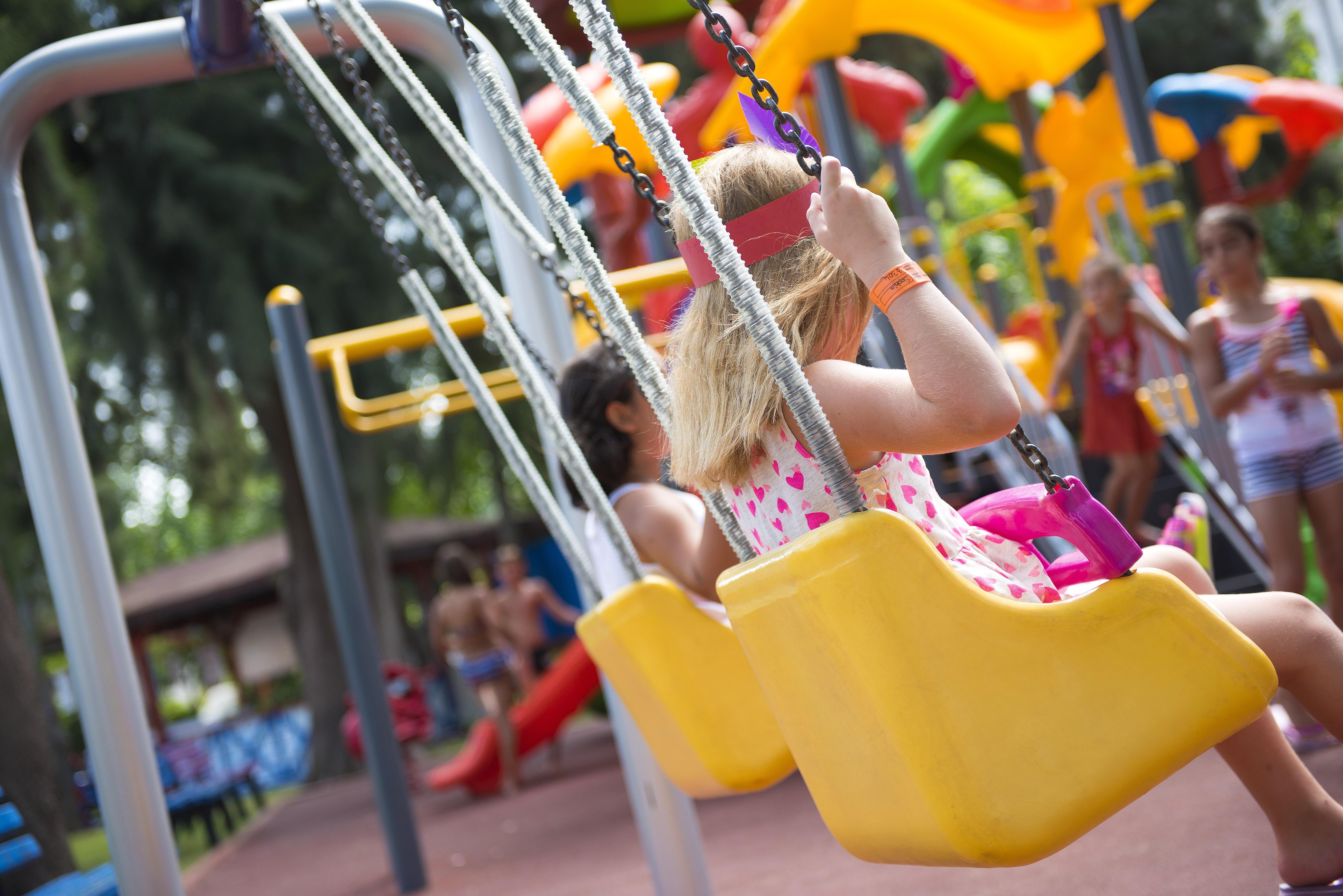 Sentido Kamelya Fulya Hotel & Aqua Colakli エクステリア 写真 Children on a swing