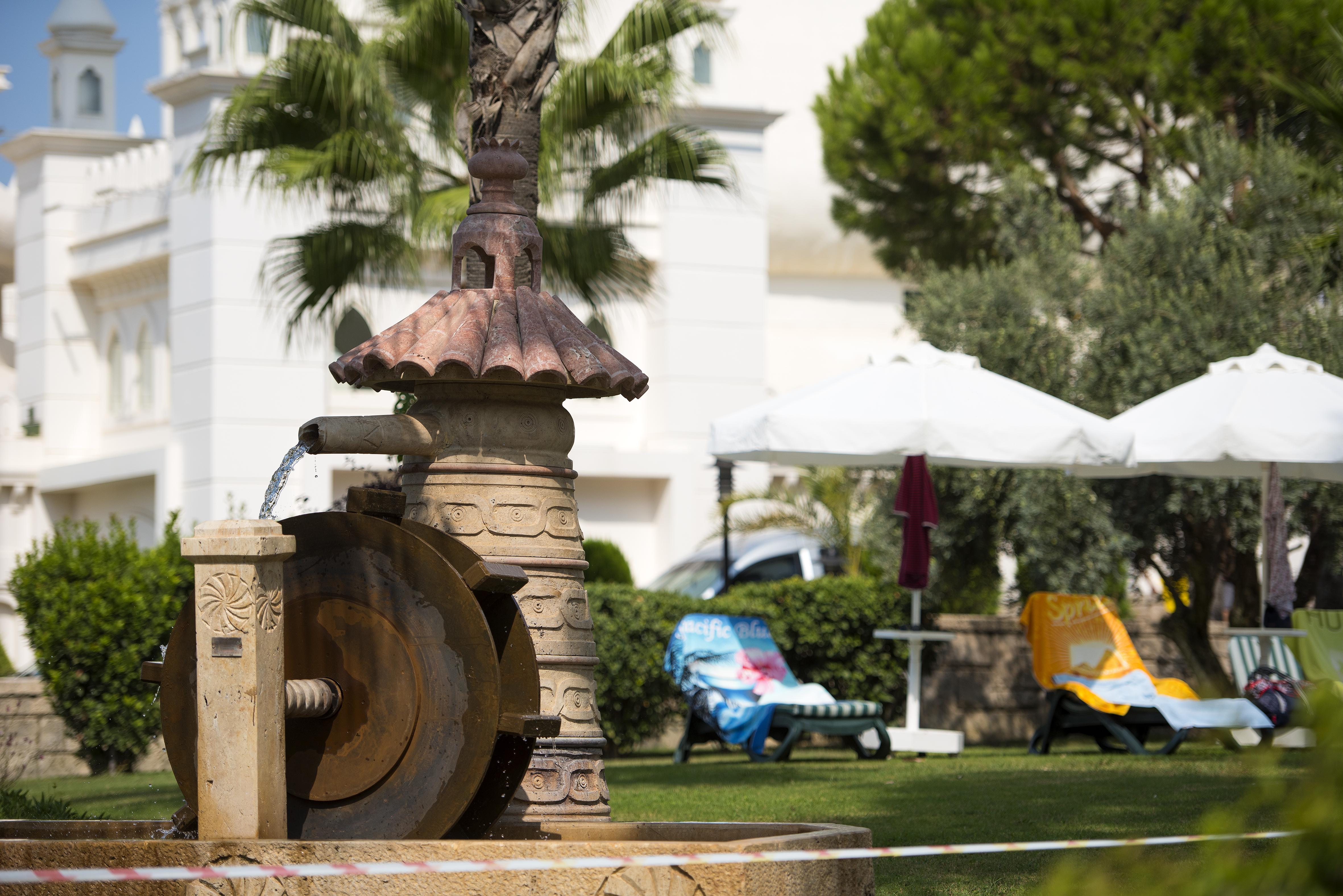 Sentido Kamelya Fulya Hotel & Aqua Colakli エクステリア 写真 Fountain in the garden of the hotel